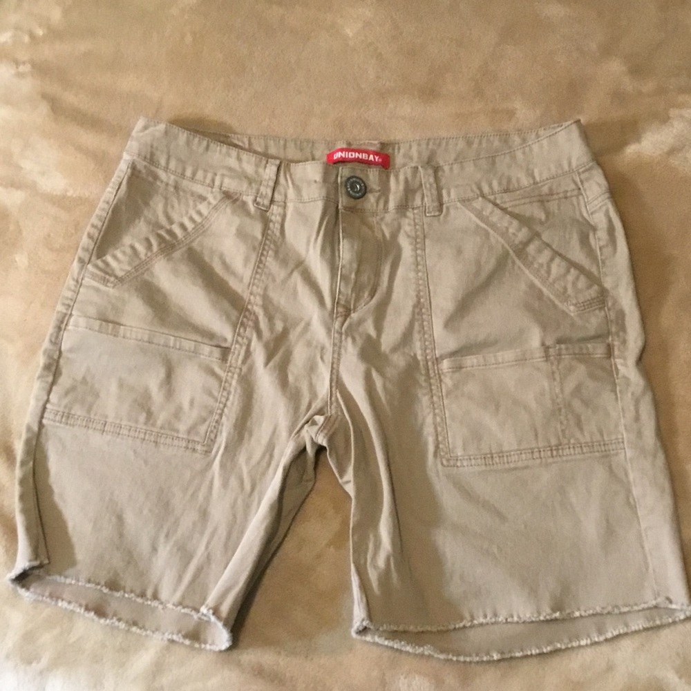 Unionbay 2Women’s Khaki Cargo Shorts